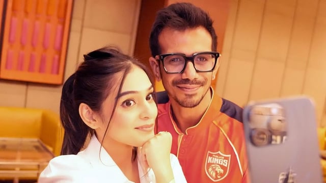 RJ Mahvash shared a selfie with Yuzvendra Chahal.
