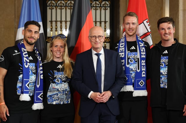 Bürgermeister Peter Tschentscher (M, SPD) mit Ludovit Reis (l.), Sarah Stöckmann (2.v.l.), Sebastian Schonlau (2.v.r.), und Merlin Polzin (r.)
