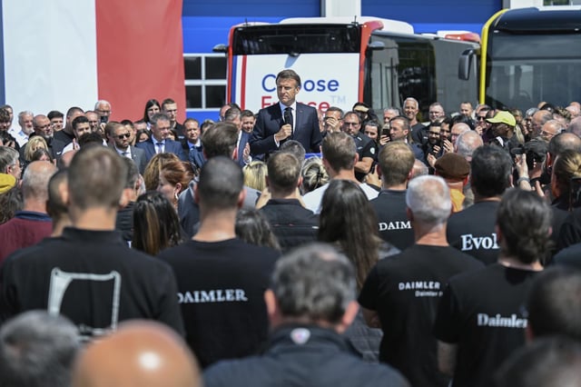 Emmanuel Macron lors de son discours à l’usine Daimler Buses, à Ligny-en-Barrois dans la Meuse, dans le cadre du huitième sommet Choose France, le lundi 19 mai 2025.