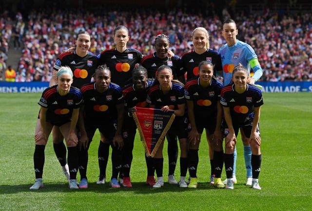 Soccer Football - Women's Champions League - Semi Final - First Leg - Arsenal v Olympique Lyonnais - Emirates Stadium, London, Britain - April 19, 2025 Olympique Lyonnais players pose for a team group photo before the match REUTERS/Jaimi Joy/File Photo