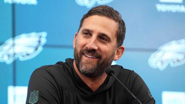 Philadelphias Trainer Nick Sirianni spricht auf einer Pressekonferenz