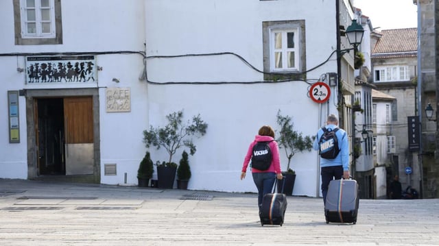 Turistas con sus maletas, en Santiago.
