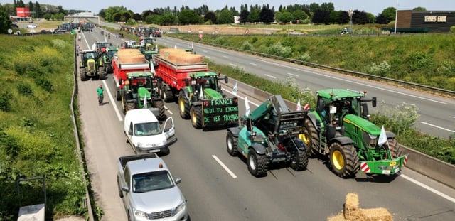 Des agriculteurs bloquent l'autoroute A1 avec des tracteurs près de Lille, pour réclamer des assouplissements le 19 mai 2025