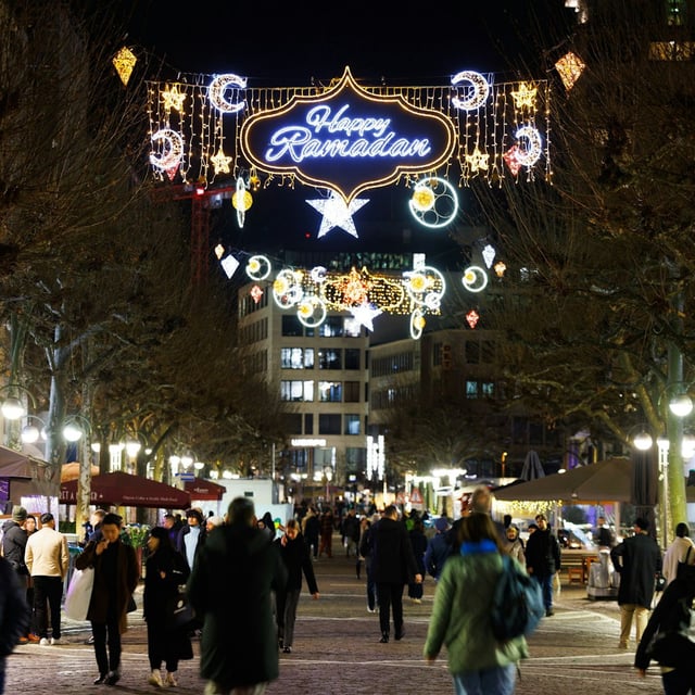 Über der „Fressgass“ von Frankfurt leuchtet der Schriftzug „Happy Ramadan“.