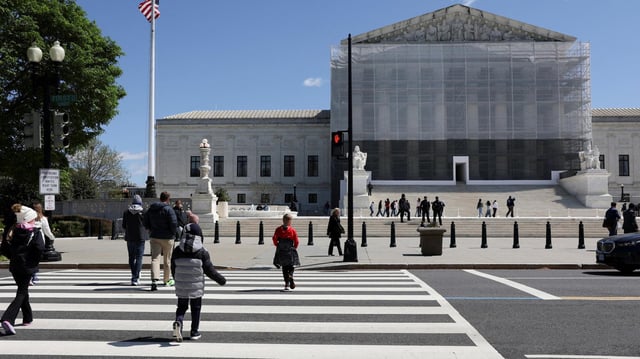 Passanten vor dem Supreme Court der USA in Washington, D.C.