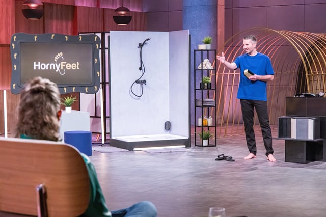 Peter Michael Fedor Kreitmeir präsentiert den "Löwen" die Duschfußfeile HornyFeet. Er erhofft sich ein Investment von 50.000 Euro für 25 Prozent der Firmenanteile. +++ Die Verwendung des sendungsbezogenen Materials ist nur mit dem Hinweis und Verlinkung auf RTL+ gestattet. +++