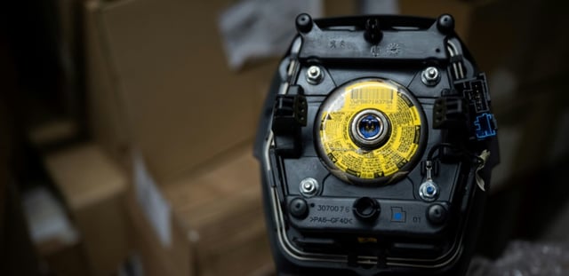 Un module d'airbag du fabricant japonais Takata, dans un garage à Mulhouse, dans l'est de la France, le 19 février 2025