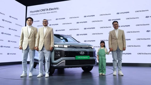 JT Park, Executive Director (Sales, Marketing and Service) - Hyundai Motor India Limited (HMIL), Mr. Tarun Garg, Whole-time Director & Chief Operating Officer - HMIL, and Mr. Unsoo Kim, Managing Director - HMIL, at the launch of the Hyundai CRETA Electric at Bharat Mobility Global Expo 2025 in New Delhi. | Image: HMIL