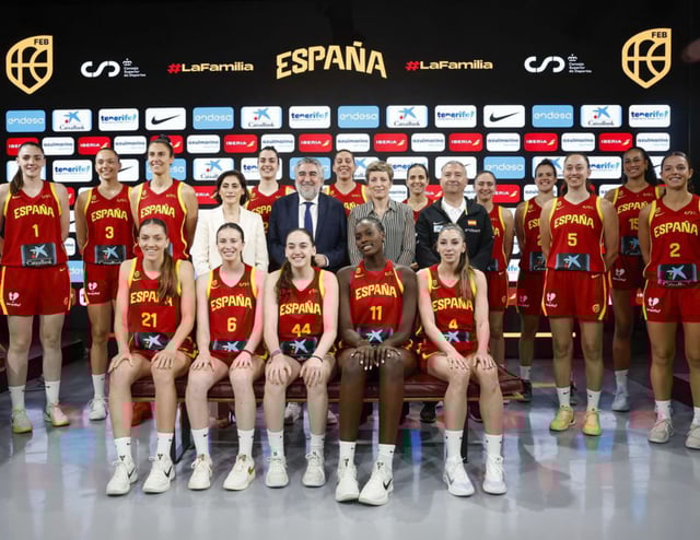 La foto oficial de la selección española femenina para el Eurobasket. | EFE/JUAN CARLOS HIDALGO