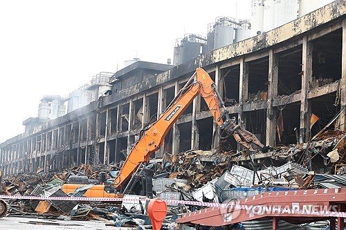 An excavator removes debris at Kumho Tire's plant in Gwangju, about 270 kilometers south of Seoul, on May 20, 2025. (Yonhap)