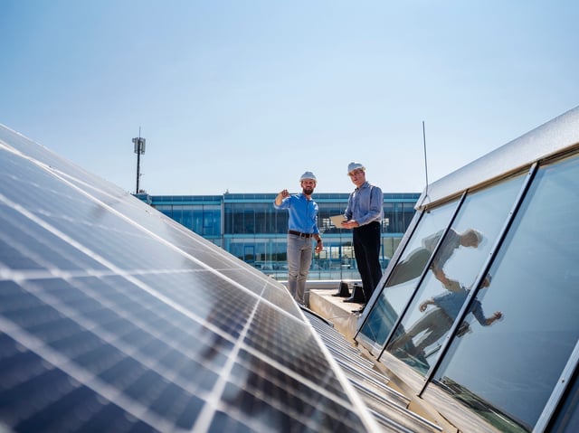 Solarmodule auf einem Firmendach (Symbolbild): Kann China uns per Fernsteuerung den Strom abschalten?