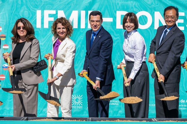 Primera piedra del edificio principal del acelerador de partículas