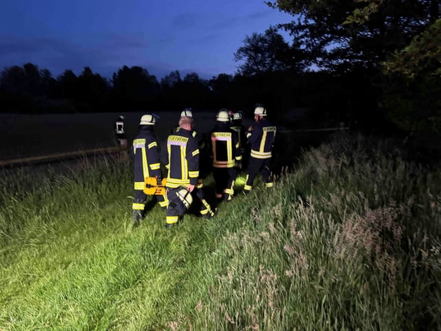 Die Feuerwehr rückte an, nachdem auf einem Feld bei Hamburg eine Leiche gefunden wurde.