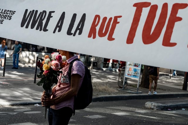 Lotfi Ouanezar alerte sur la dégradation du suivi des personnes sans abri. (Illustration : défilé d’hommage organisé par le Collectif Les Morts de la rue, à Paris le 13 juin 2022)