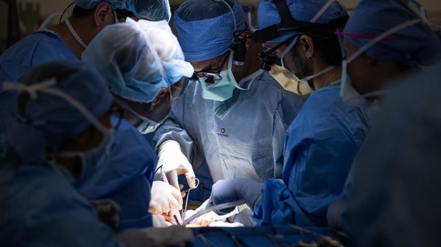 Chirurgen operieren einen Patienten.