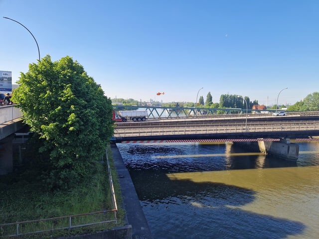 Ein Rettungshubschrauber kreist über der Argentinienbrücke