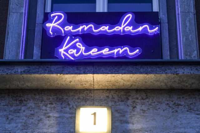 Der Schriftzug „Ramadan Kareem“ hängt am Rathaus Tiergarten