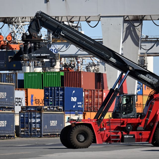 Container im Hafen von Duisburg.