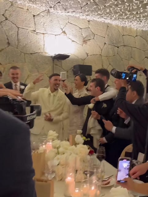 Rels B y Nicole Betancur durante la celebración de su boda en Mallorca.