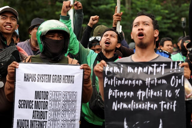 Motorcycle taxi drivers working for online ride-hailing start-ups protest to lower the commission they pay, and demand higher pay in Jakarta, Indonesia May 20, 2025. REUTERS/Ajeng Dinar Ulfiana
