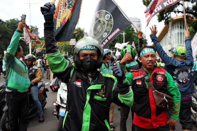 Motorcycle taxi drivers working for online ride-hailing start-ups protest to lower the commission they pay, and demand higher pay in Jakarta, Indonesia May 20, 2025. REUTERS/Ajeng Dinar Ulfiana