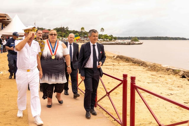 Frankreichs Justizminister Gérald Darmanin (r.) mit Saint-Laurent-du-Maronis Bürgermeisterin Sophie Charles (M.): Saint-Laurent-du-Maroni ist ein von Drogenhandel geplagtes Gebiet