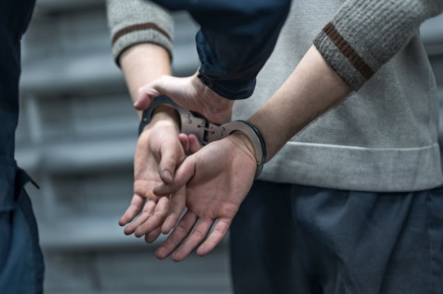 Les mains d’un homme menotté.