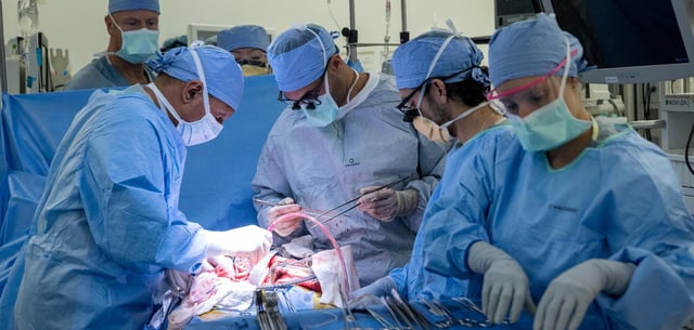 Urologe Inderbir Gill (l.) und sein Team von der Keck School of Medicine der University of Southern California