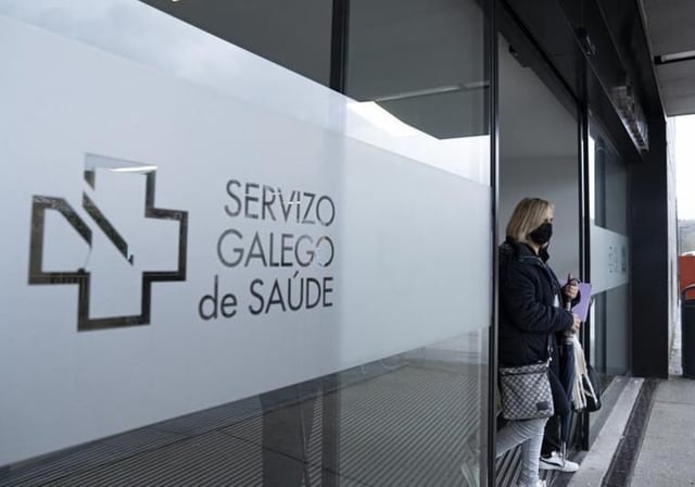 Una mujer sale de un centro de salud del Sergas (archivo)