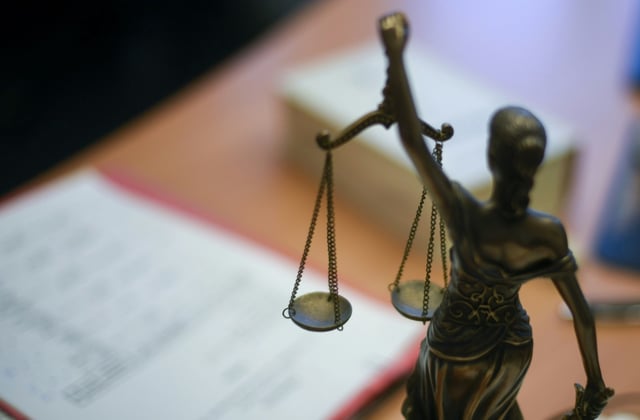 Rund sieben Monate nach dem Fund zweier verbrannter männlicher Leichen nahe einem See in Rheinland-Pfalz hat vor dem Landgericht Koblenz der Prozess gegen eine Frau und einen Mann begonnen. Die Anklage wirft ihnen Mord vor.