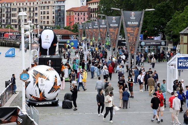 Soccer Football - Europa League - Final - Preview - Tottenham Hotspur v Manchester United - Bilbao, Spain - May 20, 2025 Fans gather in Bilbao ahead of the final REUTERS/Pankra Nieto