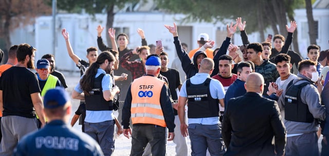 Rufe nach „Deutschland“: Versammlung von Migranten im griechischen Malakasa im Oktober 2024 anlässlich des Besuchs des Bundespräsidenten