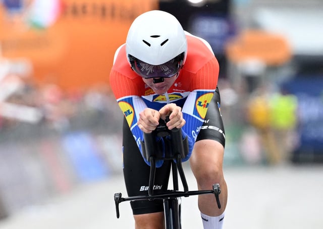 Cycling - Giro d'Italia - Stage 10 - Lucca to Pisa - Italy - May 20, 2025 Lidl - Trek's Daan Hoole during the time trial REUTERS/Jennifer Lorenzini