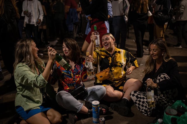 Un botellón en el Born, en Barcelona.