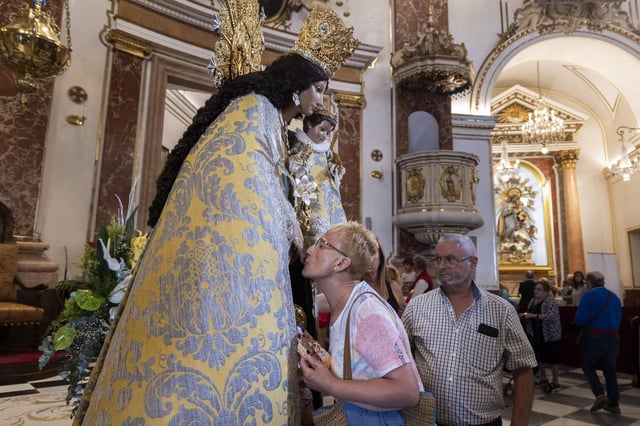 Una devota besa a la Mare de Déu en el acto del año pasado.