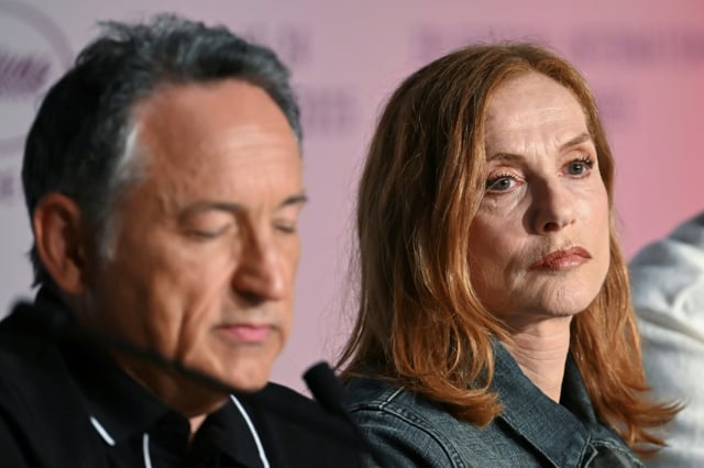 Le réalisateur Thierry Klifa et l'actrice Isabelle Huppert présentent en conférence de presse le film "La femme la plus riche du monde" le 19 mai 2025 à Cannes