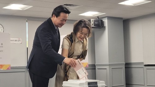 South Korean Ambassador Cho Hyun-dong (L) and his wife cast their ballots for the June 3 presidential election at a polling station in Virginia on May 50, 2025. (Yonhap)