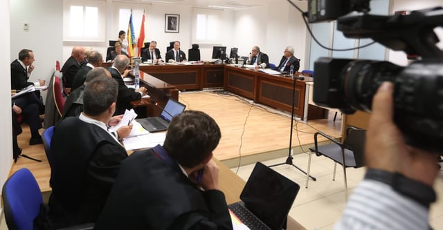 Imagen del estrado, con el tribunal al fondo, las defensas a la izquierda; y el fiscal y la acusación a la derecha.