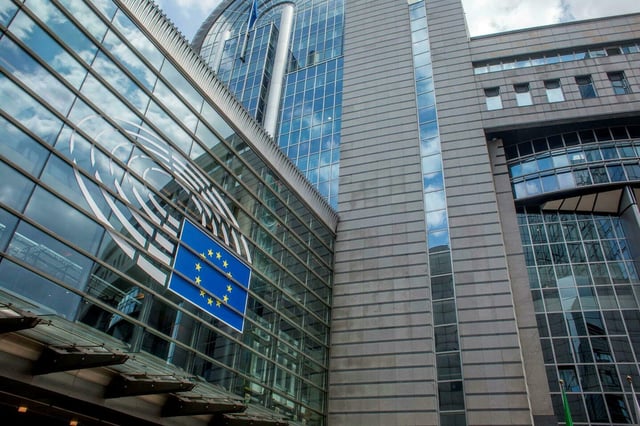 Cette mesure permettra aux États membres de renvoyer plus facilement les demandeurs d’asile vers des « pays tiers sûrs », y compris ceux par lesquels ils n’ont jamais transité.
