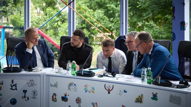 Volodymyr Zelensky, Keir Starmer, Emmanuel Macron, Friedrich Merz et Donald Tusk parlent avec Donald Trump par téléphone lors du sommet de la Communauté politique européenne à Tirana, en Albanie, le 16 mai 2025