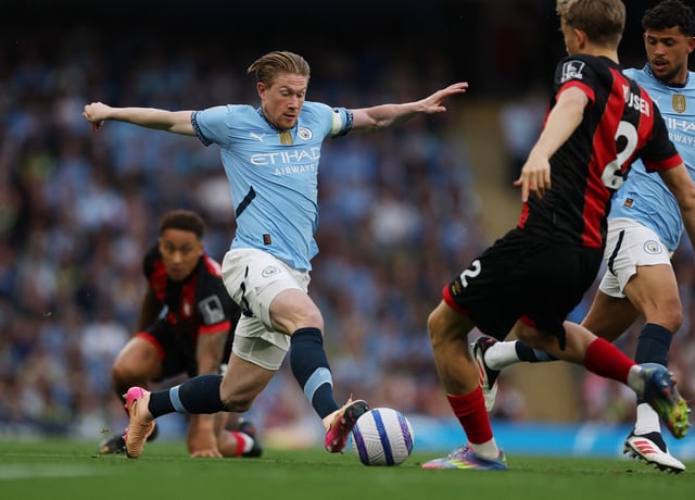 Soccer Football - Premier League - Manchester City v AFC Bournemouth - Etihad Stadium, Manchester, Britain - May 20, 2025 Manchester City's Kevin De Bruyne in action with AFC Bournemouth's Dean Huijsen Action Images via Reuters/Lee Smith