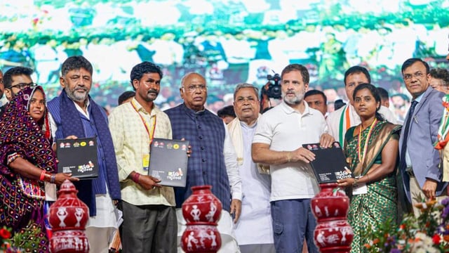 Lok Sabha LoP and Congress MP Rahul Gandhi presents home ownership rights to SC-ST-OBC families during the Samarpane Sankalpa Rally at Hosapete, in Vijayanagara on Tuesday. Party President Mallikarjun Kharge, Karnataka Chief Minister Siddaramaiah, State Deputy Chief Minister DK Shivakumar and others also present. 