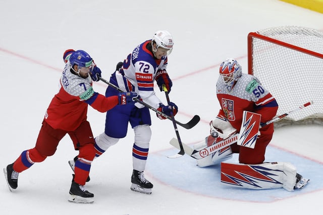 Ice Hockey - IIHF World Championships - Group B - Czech Republic v United States - Jyske Bank Boxen Arena, Herning, Denmark - May 20, 2025  Tage Thompson of the U.S. in action with Czech Republic's David and Karel Vejmelka REUTERS/David W Cerny