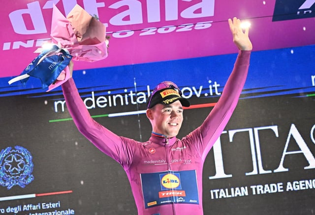 PISA (Italy), 20/05/2025.- Danish rider Mads Pedersen of Lidl-Trek team waring the points classification leader's cyclamen jersey, celebrates on the podium after the 10th stage of the Giro d'Italia cycling tour, an individual time trial (ITT) over 28,6 km from Lucca to Pisa, Italy, 20 May 2025. (Ciclismo, Italia) EFE/EPA/LUCA ZENNARO