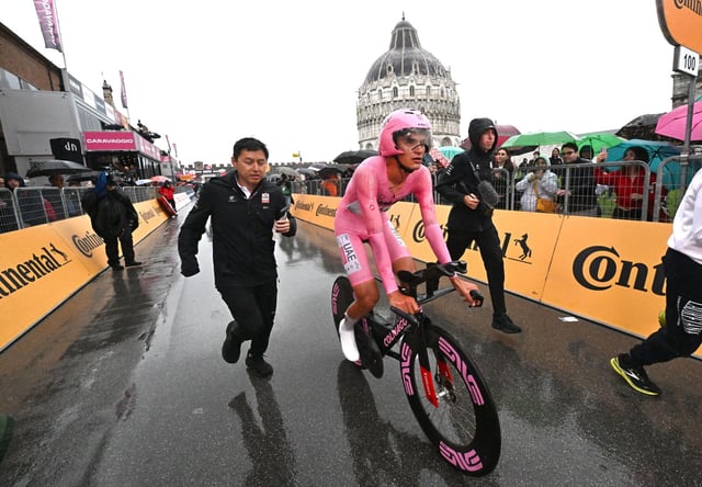 FOTODELDÍA - PISA (Italia), 20/05/2025.- El ciclista mexicano Isaac Del Toro (UAE Team Emirates XRG) retiene el maillot rosa de líder después de la 10ª etapa del Giro de Italia, una contra-reloj de 28,6 km desde Lucca a Pisa, Italia. EFE/LUCA ZENNARO