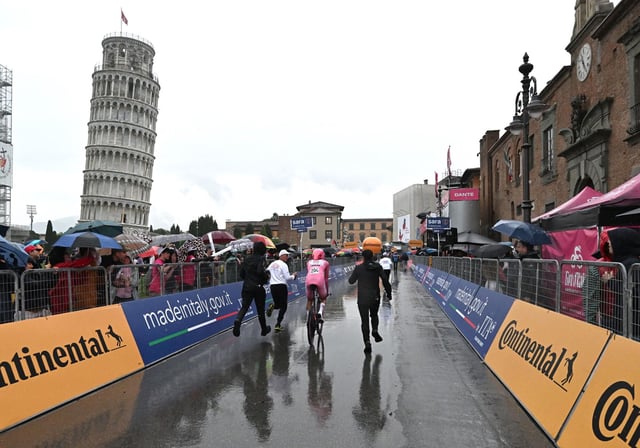 PISA (Italy), 20/05/2025.- Mexican rider Isaac Del Toro Romero of UAE Team Emirates XRG wearing the overall leader's pink jersey, after the finish of the 10th stage of the Giro d'Italia cycling tour, an individual time trial (ITT) over 28,6 km from Lucca to Pisa, Italy, 20 May 2025. (Ciclismo, Italia) EFE/EPA/LUCA ZENNARO