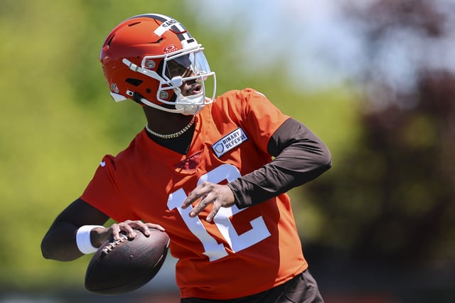 Shedeur Sanders #12 of the Cleveland Browns throws the ball in a workout during rookie minicamp at CrossCountry Mortgage Campus on May 09, 2025 in Berea, Ohio.