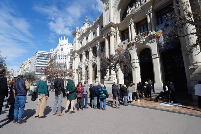 Colas en el edificio de Correos para ver la exposición de Sorolla. (25/02/2023)