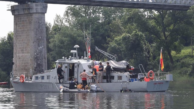 Participaron la Comandancia Naval junto con el buque Cabo Fradera, el helicóptero Pesca 1, buzos de Ferrol y bomberos de Valença