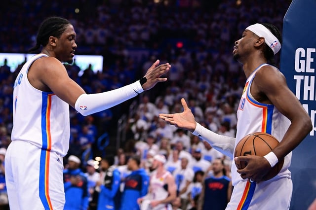 Les joueurs du Thunder d'Oklahoma City Shai Gilgeous-Alexander (d.) et Jalen Williams (g.) pendant le cinquième match des demi-finales de la Conférence Ouest contre les Nuggets de Denver, à Oklahoma City, le 13 mai 2025